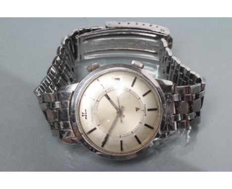 A GENTLEMAN'S JAEGER-LECOULTRE AUTOMATIC WRISTWATCH, the silvered dial with applied white metal hour batons, centre seconds h