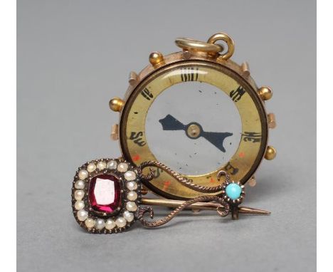 A LATE VICTORIAN 9CT GOLD FOB COMPASS, maker probably Deakin & Francis, Chester 1901, of plain circular form with red and bla