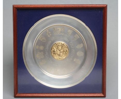 A QUEEN'S SILVER JUBILEE "COLLEGE OF ARMS" SILVER PLATE, maker Yorkshire Mint, Birmingham 1977, with gilt central roundel and