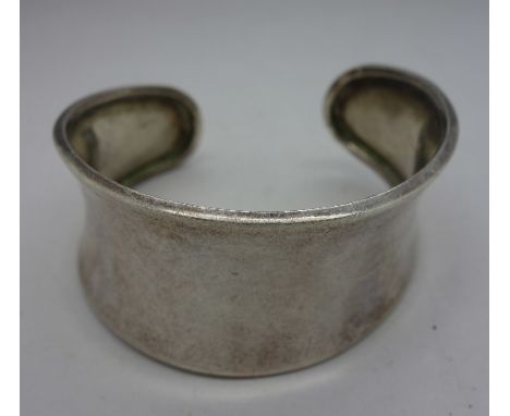 A silver bangle, weight 32g