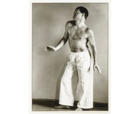 Sander, August. Der Dadaist Raoul Hausmann, Berlin (1928/30)/ Heinrich Hoerle zeichnet Hein Domgörgen (1927). 2 Original-Phot