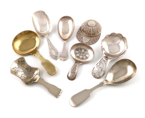 A mixed lot of caddy spoons,comprising silver examples: a modern jockey cap, Sheffield 1979, a Victorian spoon with engraved 