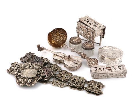 A mixed lot of silver items,comprising: an Edwardian silver sugar sifting spoon, London 1903, a novelty box modelled as a vio