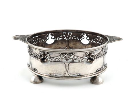 An Edwardian Art Nouveau silver dish ring,by The Goldsmiths and Silversmiths Company, London 1902,circular form, pierced foli