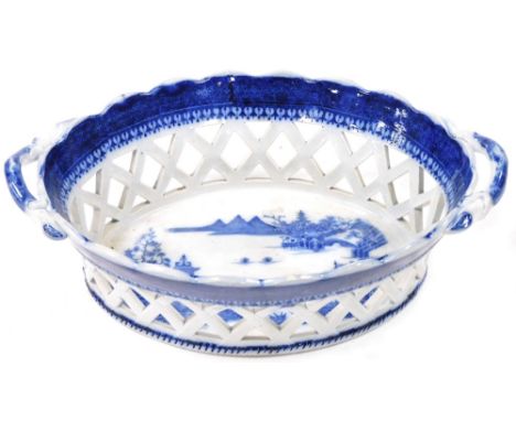 A late 18thC Spode blue and white chestnut basket, decorated in the Dagger Landscape pattern, 22.5cm wide.