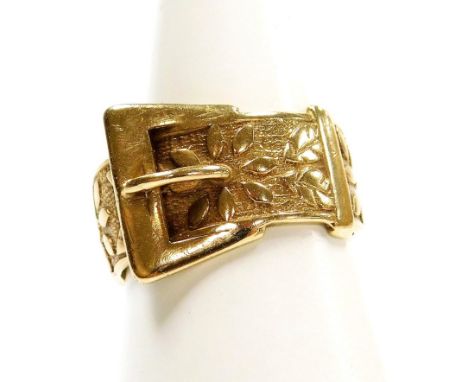 A 9ct gold buckle ring, decorated with flowers, 4.6g.