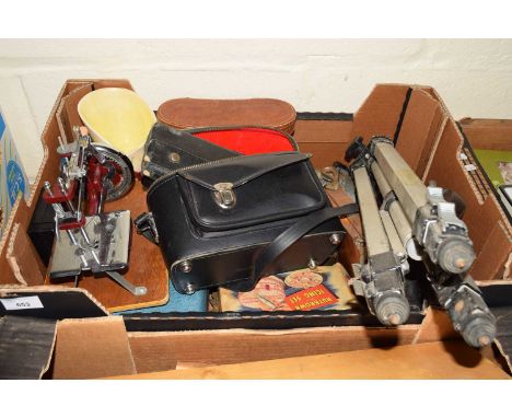 BOX OF MIXED ITEMS TO INCLUDE A CHILDS SEWING MACHINE, CAMERA TRIPOD ETC