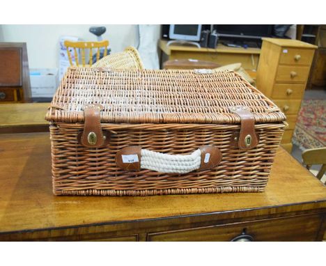 PICNIC HAMPER