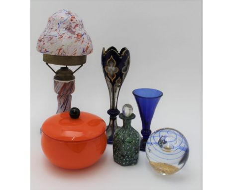 A COLLECTION OF MURANO & OTHER GLASSWARE, to include; a paperweight with gold aventurine and bubble inclusions, a small lamp 