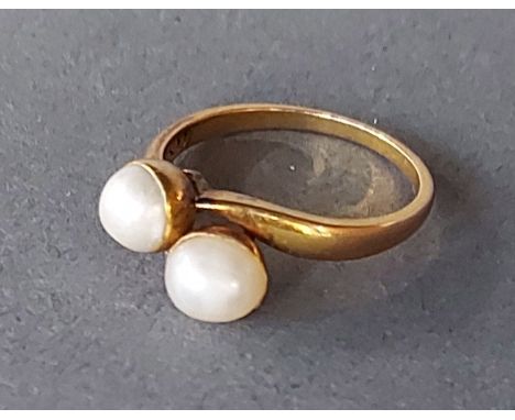 An 18ct gold crossover ring set with two pearls, 3gms 