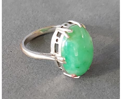 A 9ct white gold ring set Cabochon jade, 4.1gms 