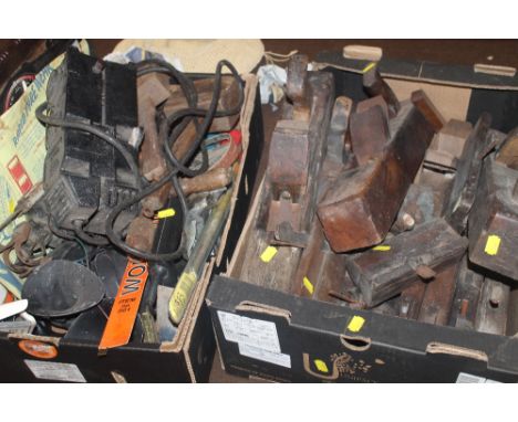 A TRAY OF ASSORTED TOOLS TOGETHER WITH A TRAY OF WOOD PLANES 