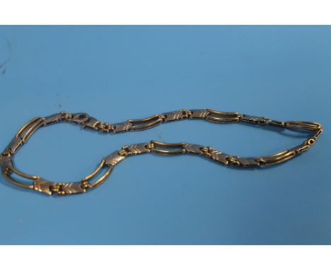 A 9CT GOLD ARROW LINK CHAIN (23.1 g)