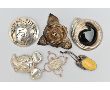 AN ASSORTMENT OF SIX SILVER AND WHITE METAL BROOCHES, the first a silver quatrefoil brooch, hallmarked Birmingham, approximat