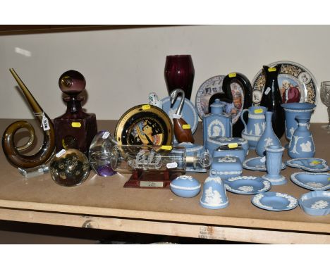 A WIDE ASSORTMENT OF BLUE WEDGWOOD JASPERWARE to include various trinket trays, jugs, bud vases, a table light, two black cer