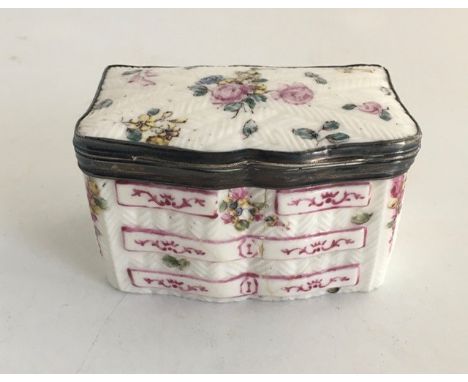 A 19th cent Meissen style porcelain snuff box