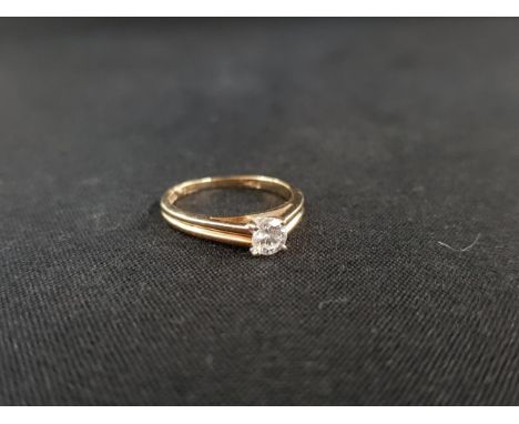 9 CARAT GOLD DIAMOND SOLITAIRE RING WITH CIRCA 0.25 CARAT OF DIAMOND 