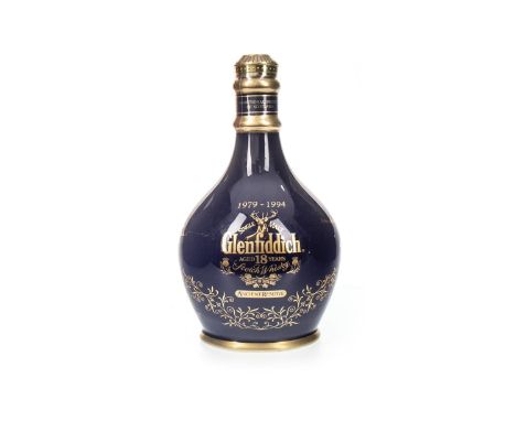 GLENFIDDICH ANCIENT RESERVE AGED 18 YEARS Single Malt Scotch Whisky 700ml, 43% volume, in blue ceramic bottle.Condition Repor