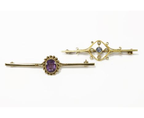 A gold sapphire and split pearl bar brooch, central round cut sapphire milligrain set with four further split pearls, marked 