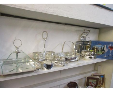 Mixed silver plated table serving items to include a muffin dish and entrée dishes, together with boxed vintage glassware 