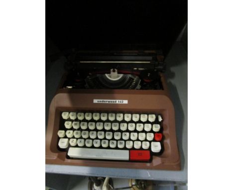 A vintage Underwood 142 typewriter in travel case 