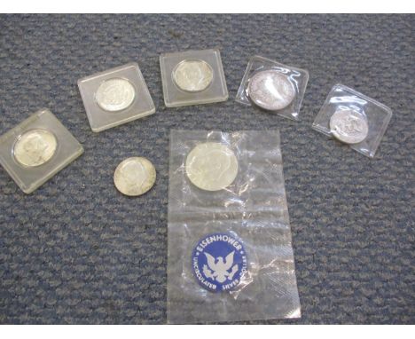 A group of American coins to include 1964 Kennedy half dollars and a 1971 uncirculated D Eisenhower silver dollar and a 1904 