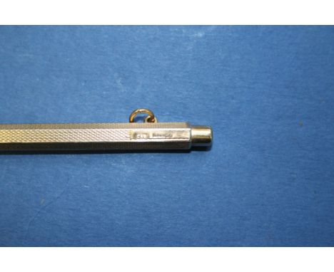 A 9ct gold engine turned tooth pick, Birmingham 1966. 5.9cm closed. 5.9g all in.