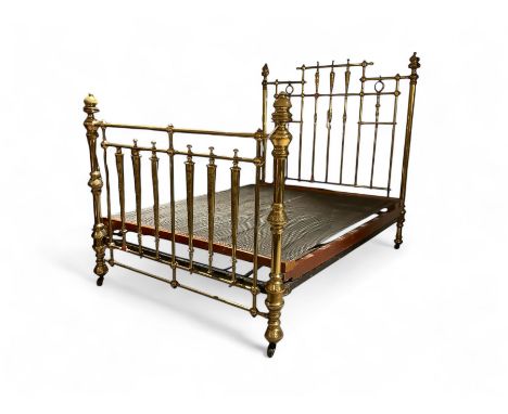 Victorian brass 5' King-size bedstead, turned spindles decorated with floral motifs, together with sprung bed base 