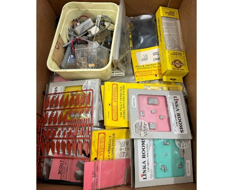 Vintage 00 Gauge plastic and metal accessory kits includes Linka system 