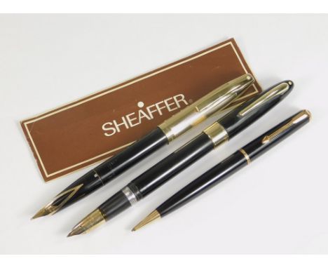 SHEAFFER & PARKER.A Sheaffer fountain pen with rolled gold cap, a Sheaffer fountain pen with broad cap band & a Parker Duofol