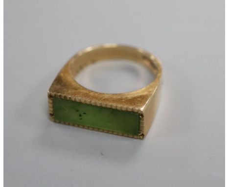 A 9ct. gold and nephrite jade rectangular stone set ring, size N/O.