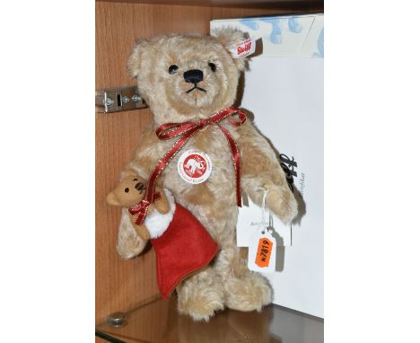 A BOXED LIMITED EDITION STEIFF LENARD TEDDY BEAR, with light beige mohair and cotton 'fur', gold coloured ear button and whit