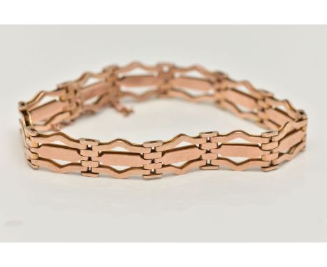A GATE STYLE BRACELET, with a push piece clasp and safety chain, clasp stamped 9c, length 175mm, approximate 15 grams (condit