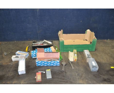 A TRAY CONTAINING LATHE TOOLS AND CUTTERS including three collet chucks, three knurling tools, a revolving centre, a David Br