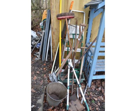 AN ALUMINIUM STEP LADDER AND A COLLECTION OF GARDEN TOOLS including a galvanised bucket, forks, hors, rakes etc