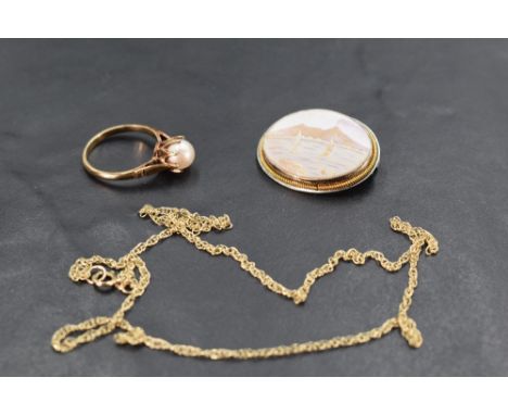 A small conch shell scenic cameo brooch in white metal mount, a fine 9ct gold chain and a cultured pearl ring on a yellow met