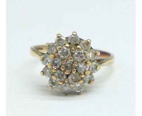 A 9ct gold cluster ring, 2.8g, N 