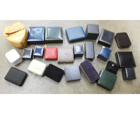 A collection of jewellery and ring boxes 