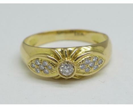 An 18ct gold, fifteen stone diamond ring, 3.2g, N 