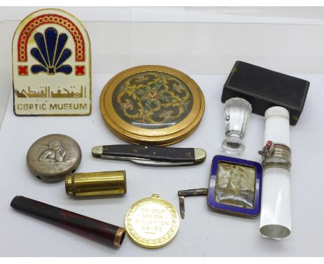 A 9ct gold mounted cheroot holder, a compact, a small enamelled frame, lacking back stand, snuff box, etc. 