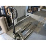 Crown hydraulic pallet truck