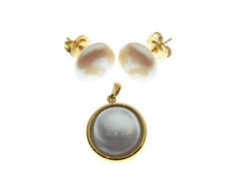 18ct gold and 'blister pearl'-set pendant, together with a similar pair of ear studs stamped 750, 5.8g gross approx   Conditi