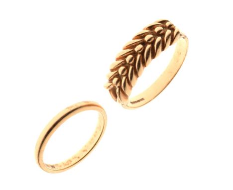 9ct gold wedding band, size O, together with a gentleman's 9ct gold wedding band with 'plaited' decoration, size W, 6.2g appr