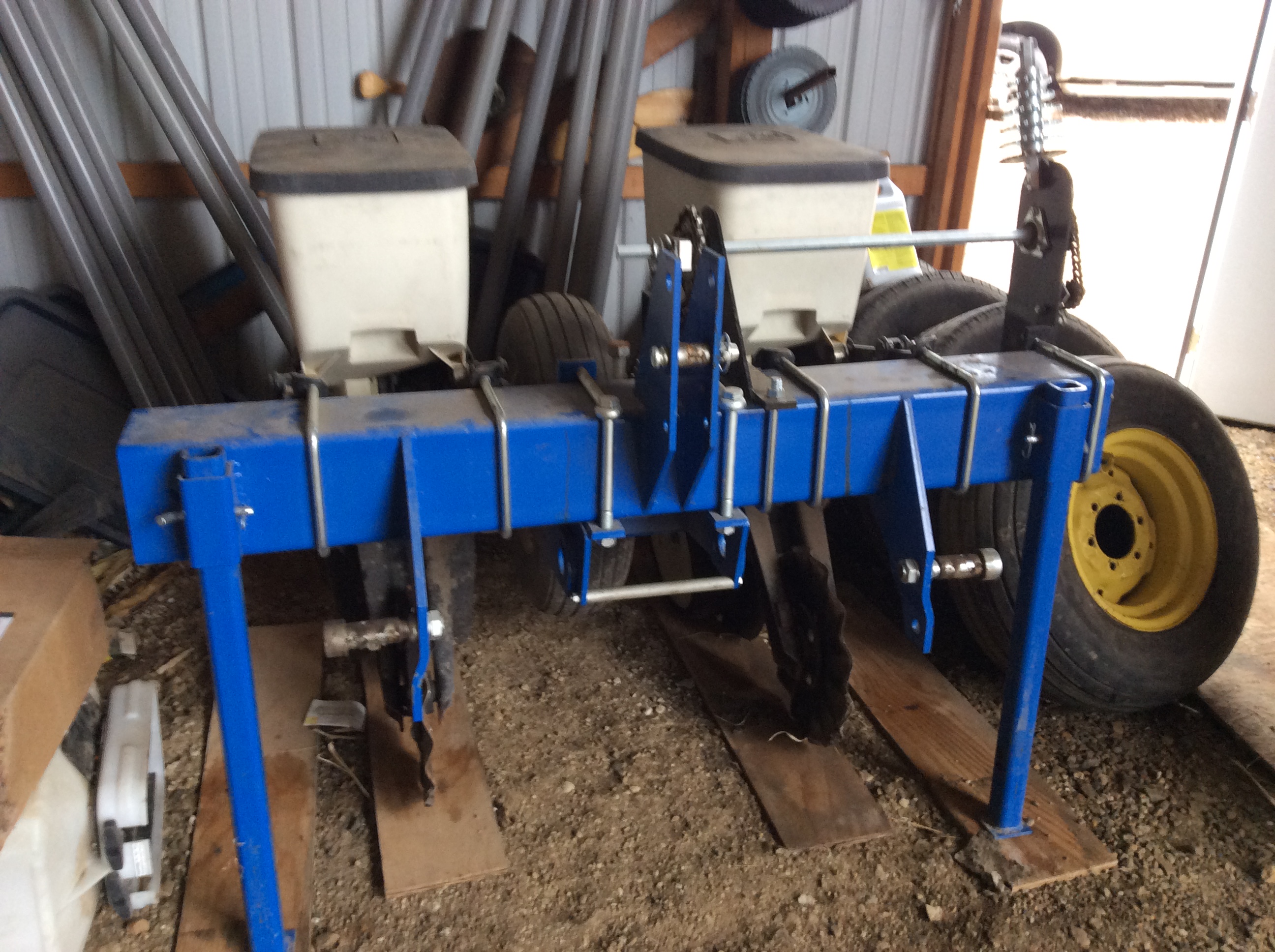 Kinze 2 Row/ 30 In., 3 Pt. Hitch Planter, Finger Pick Up, NoTill