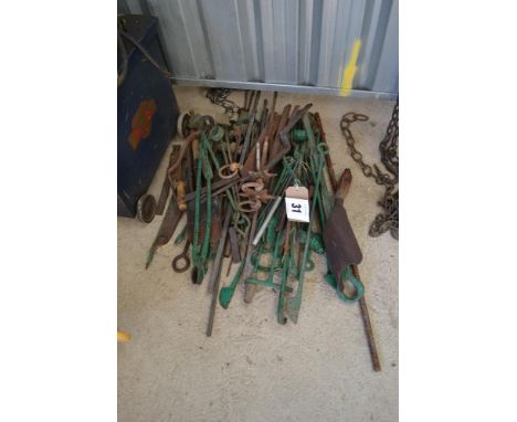 Quantity of blacksmith's tools.