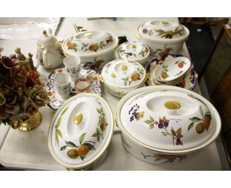 Four Royal Worcester Evesham patterned tureen and covers, two covered bowls and other table ware, ceramic floral display, bis