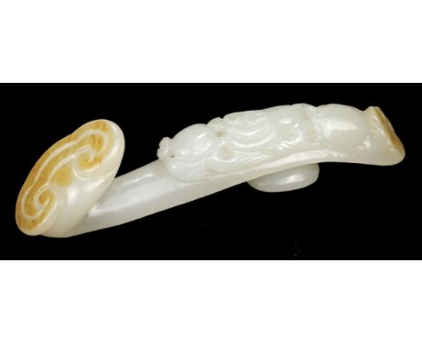 * Chinese jade belt hook, the stone with brown areas carved as a ruyi sceptre, 10 cm longQTY: (1)