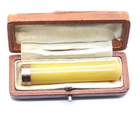 Cased amber cheroot holder with a 9ct gold collar. P&amp;P Group 1 (£14+VAT for the first lot and £1+VAT for subsequent lots)