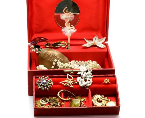 Musical jewellery box with contents. P&amp;P Group 2 (£18+VAT for the first lot and £3+VAT for subsequent lots) 