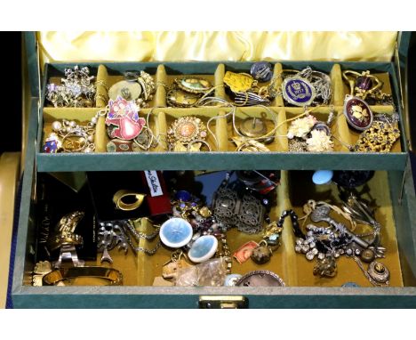 Box of mixed costume jewellery including silver. P&amp;P Group 2 (£18+VAT for the first lot and £3+VAT for subsequent lots) 